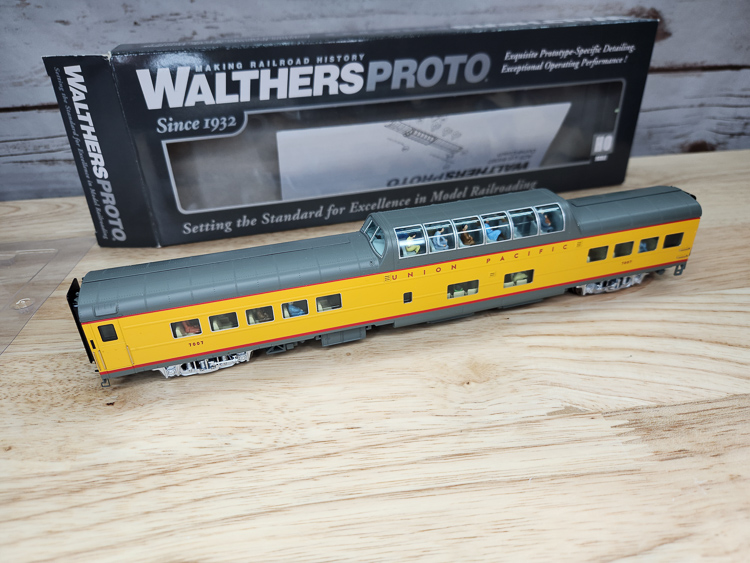 Walthers HO Union Pacific City of Los Angeles Deluxe 10-Car Set